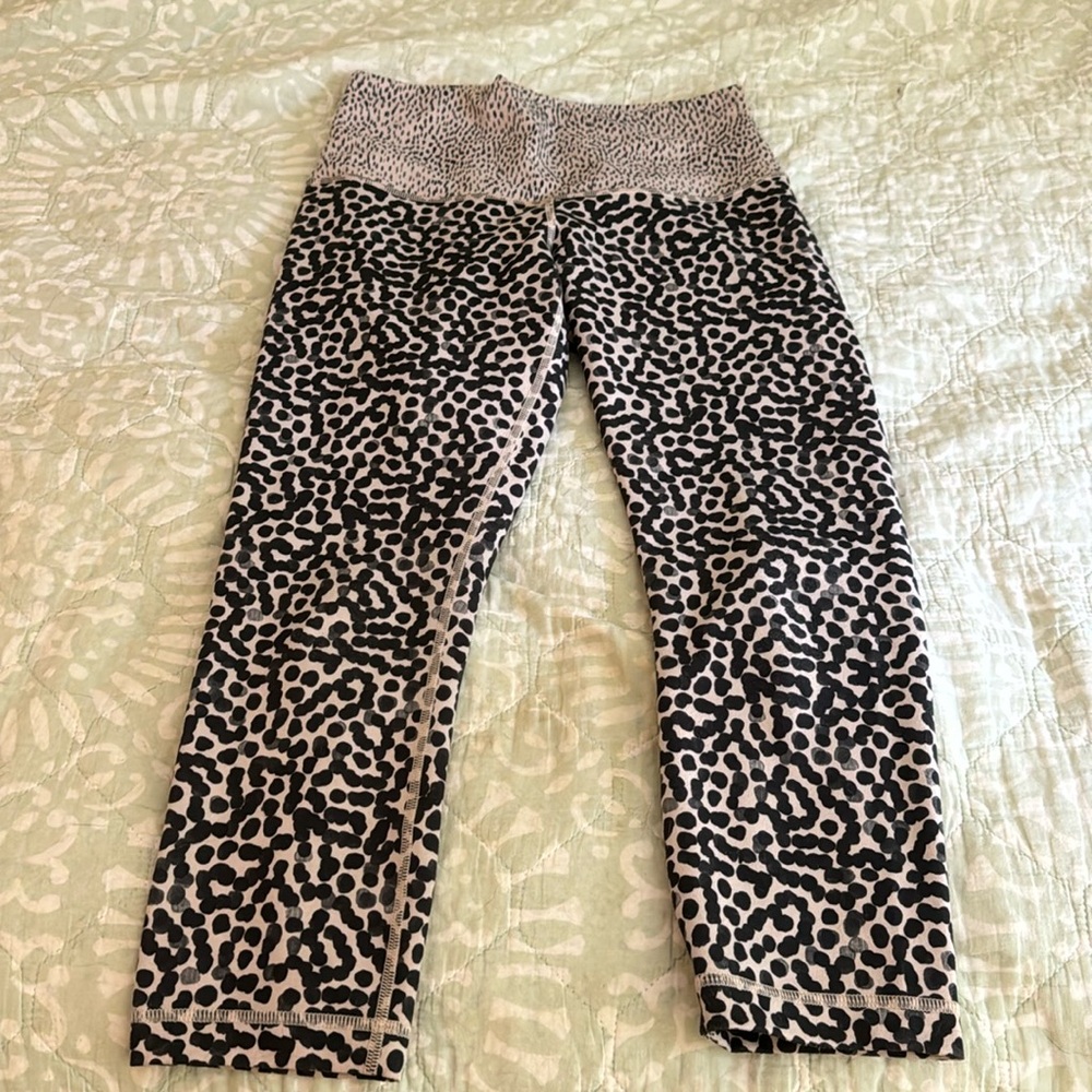 Cropped workout leggings.